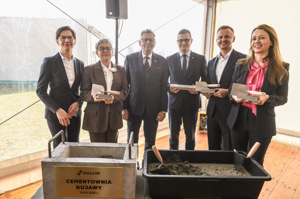 Wbudowanie-Kamienia-wegielnego_Centrum-Badawczo-Rozwojowe-Holcim-Polska_Cementownia-Kujawy-1024x682 Holcim Polska rozpoczyna budowę Centrum Badawczo-Rozwojowego na Kujawach