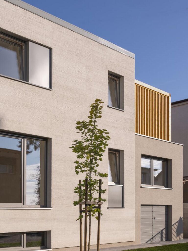 Baumit_Dom_Szczotkowany_Swarzedz_1471_04_cropped_m-768x1024 Nowe życie starego domu. Termomodernizacja jako alternatywa dla budowy od zera